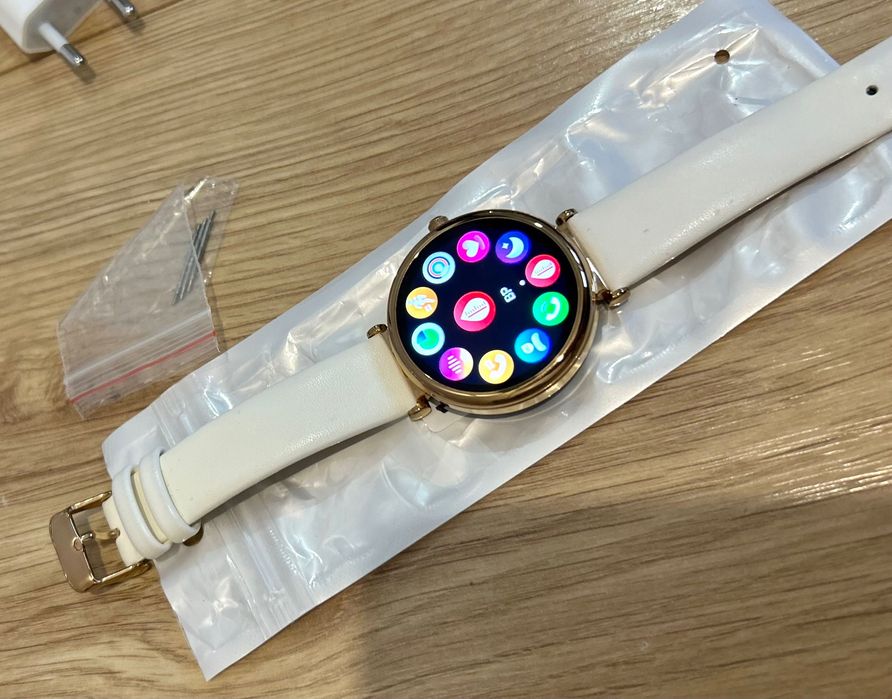 Smartwach w zestawie z opaskami