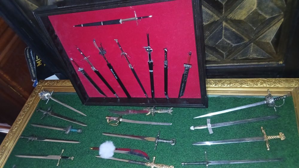 Colecao30  Espada minitura por 250  €