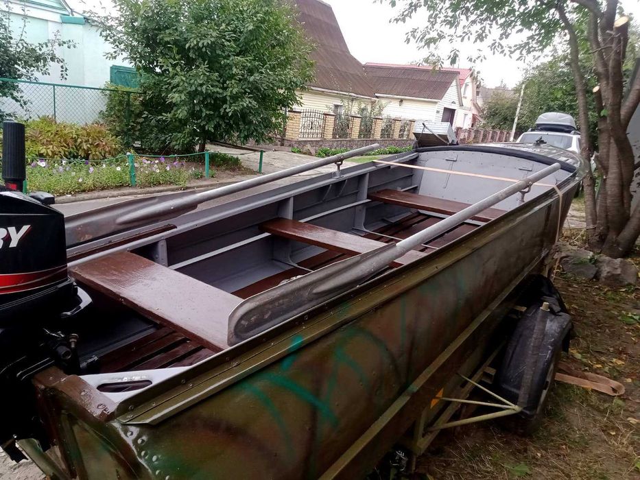 Продам моторний човен