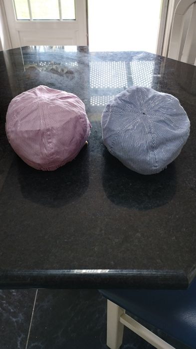 Bonés novos  2 , um azul clarinho e outro risa