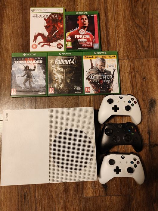 Xbox One S 1 Tb + 3 pady + 5 gier