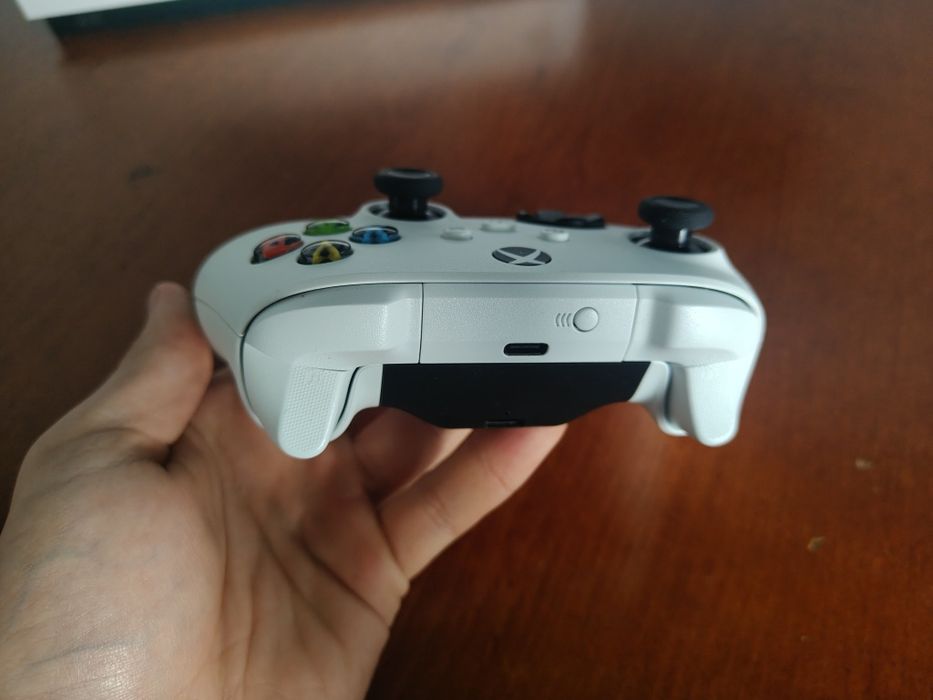 Xbox One S All-Digital 512 GB + 2 pady