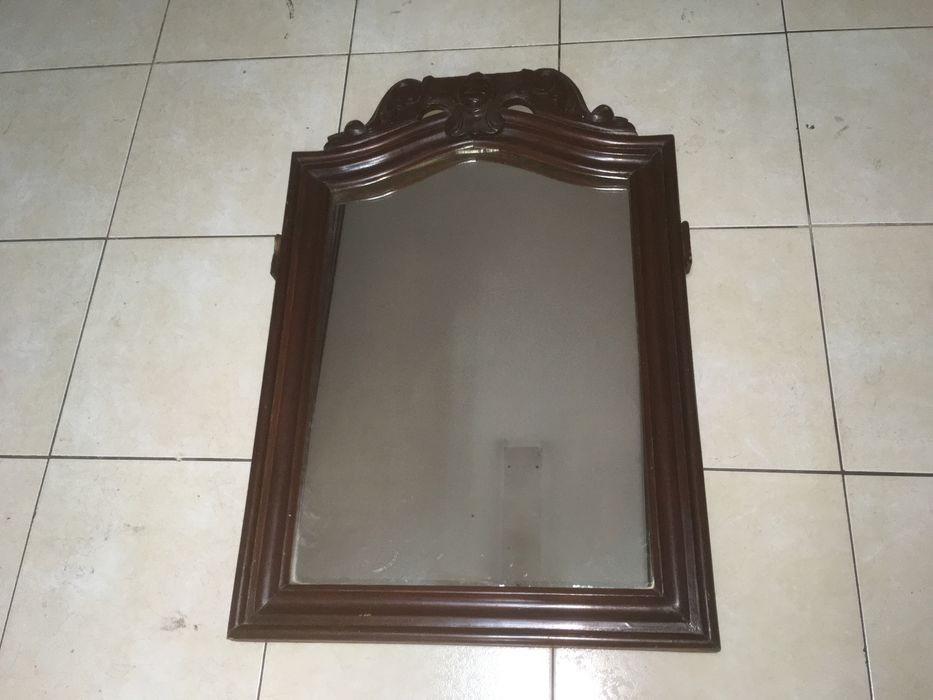 Cadeira Ikea. Espelho Antigo para Restaurar e Suporte para CDs em madeira