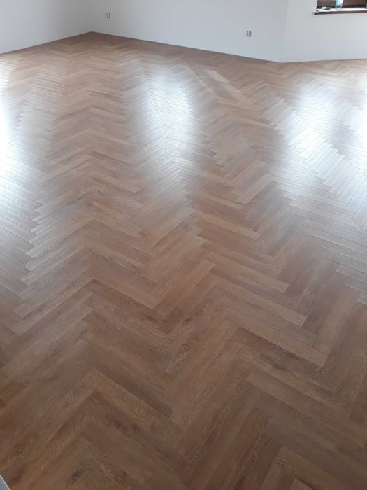 Montaż, układanie parkietu, paneli, jodełka, listwy, drzwi.