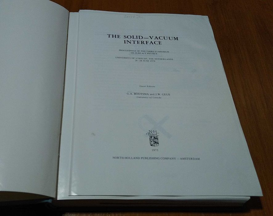 The solid-vacuum interface  Bootsma  Geus.