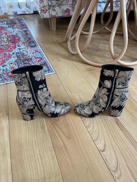 Botki haftowane złote kwiaty