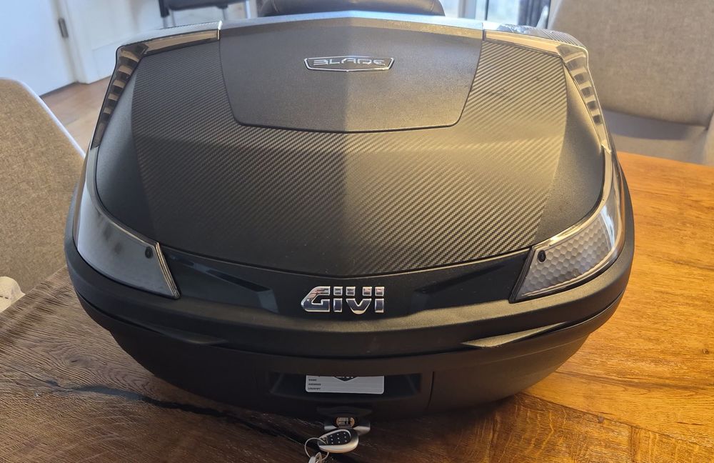 Top case GIVI Blade com encosto pendura e base
