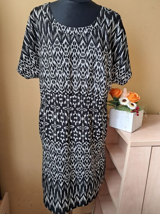 Letnia sukienka Miss Milla – stylowy print w czerni i bieli