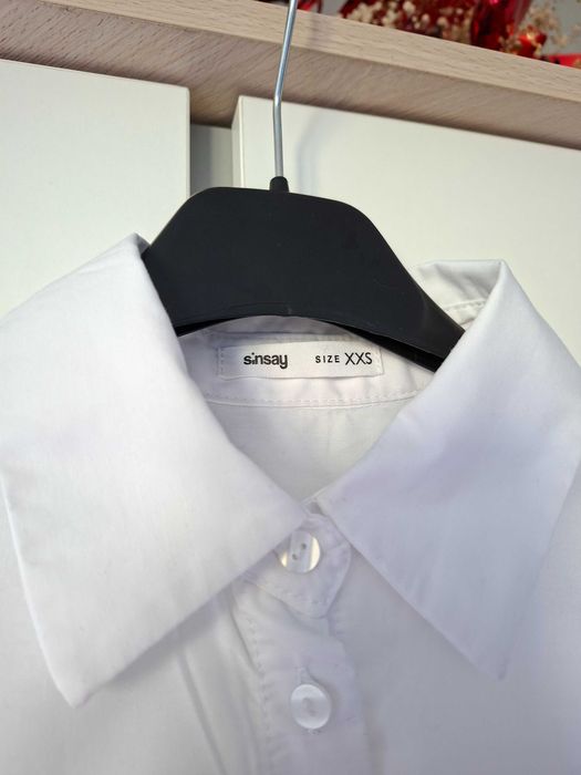 Biała elegancka koszula z ażurowym wzorem