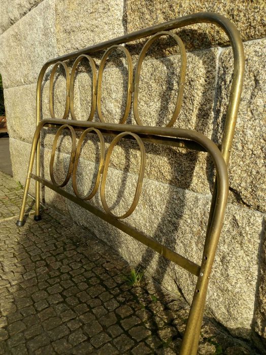 Cama de casal dourada, em metal