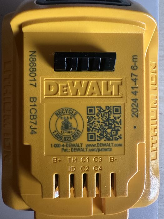 Dewalt DCB 204+зарядне(110V)
