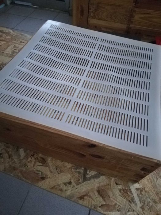 Material de apicultura novo, colmeias Lusitana e Reversível.