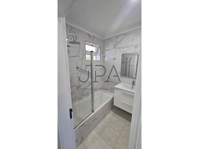 AF-T1-530-Monte Gordo com estacionamento exterior no parque .