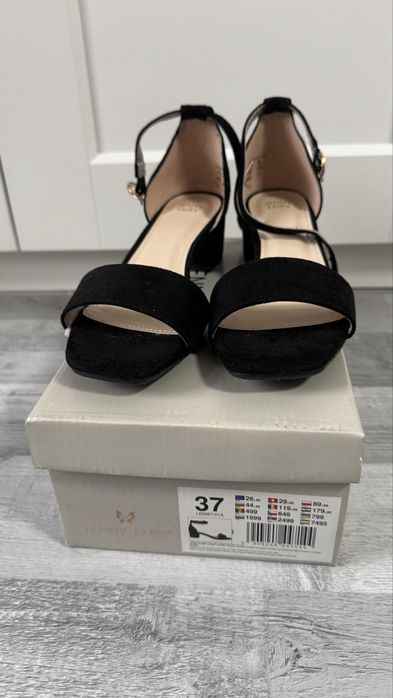 Czarne sandalki na slupju