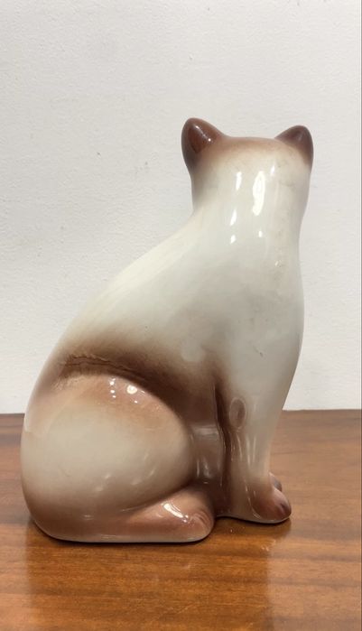 Gato em porcelana.