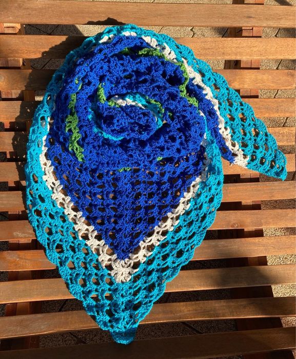 Chusta ażurowa szydełkowa w morskich kolorach