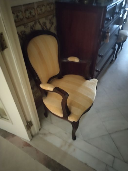 2 Cadeirões clássicos em ótimo estado e muito bonitos