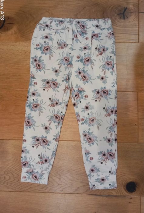 Spodnie w kwiatki Coccodrillo rozm. 110