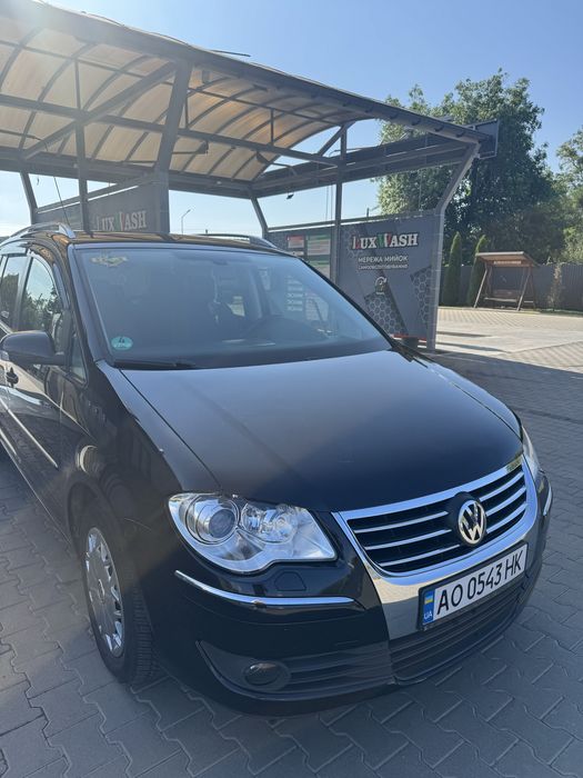 Автомобіль Volkswagen Touran