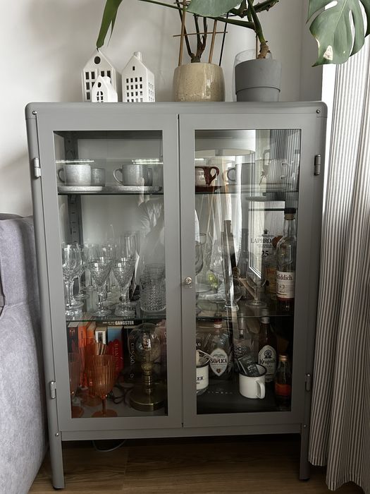 Witryna IKEA FABRIKÖR w kolorze szarym