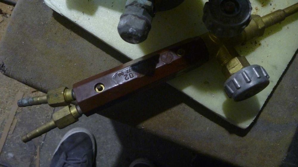 Редуктори та різак до кисневого балону.