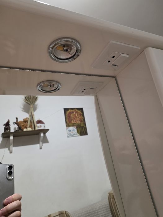 дзеркало з підсвіткою та шафкою