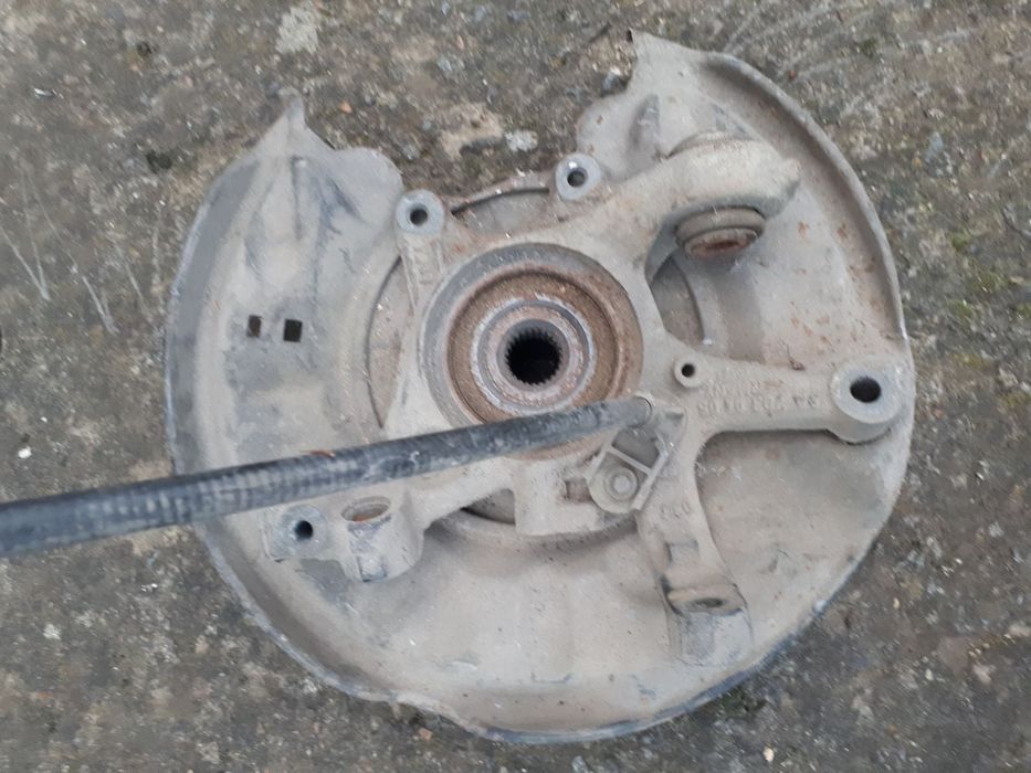 Ступиця задня права Мерседес W203 Цапфа А 2030405