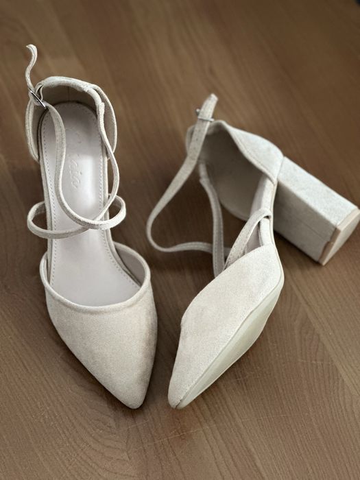 Beżowe zamszowe czółenka w szpic na obcasie 37 38