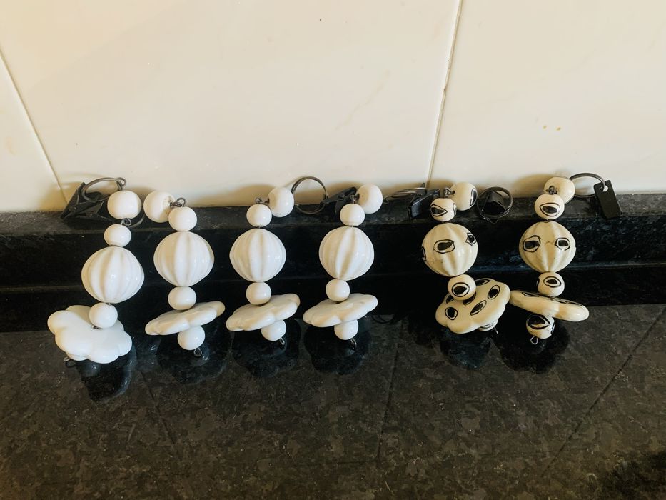 6 prendedores de toalhas, em porcelana da loja Zara Home.