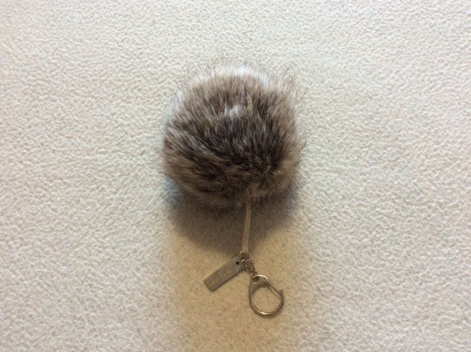 Брелок помпон Helen Moore