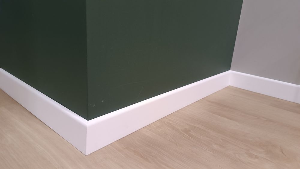 Montaż listew przypodlogowych