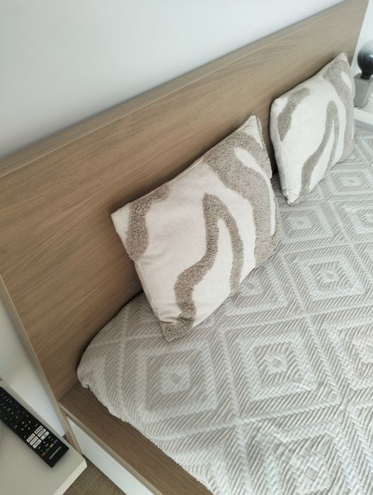 Cama de casal com arrumação