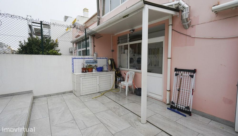 Amplo apartamento T3, com terraço, à venda em Quarteira, Algarve
