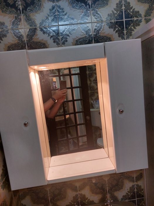 Armario branco de parade de casa de banho