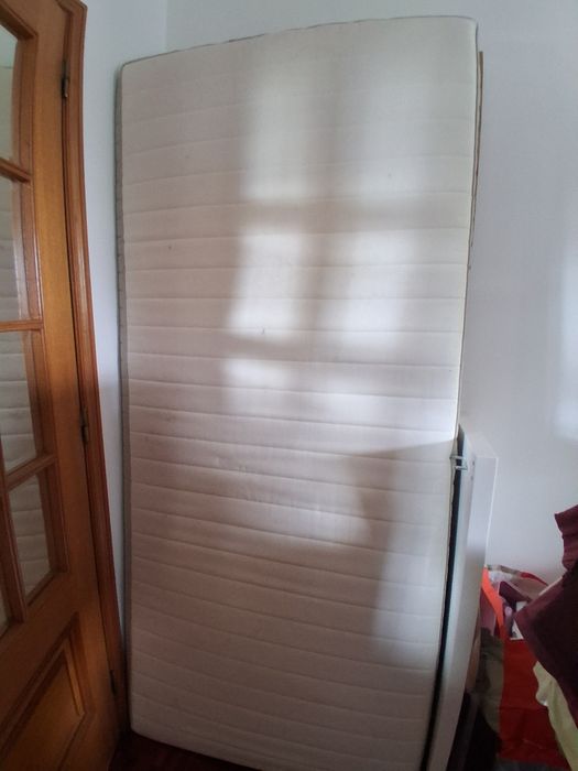 Cama de solteiro  + mesa de cabeceira