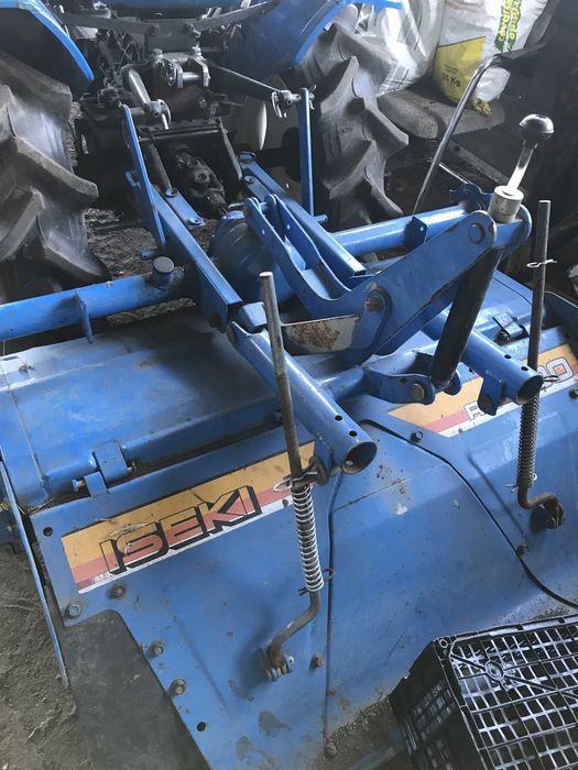 Trator ISEKI com frese sem matricula a trabalhar muito bem