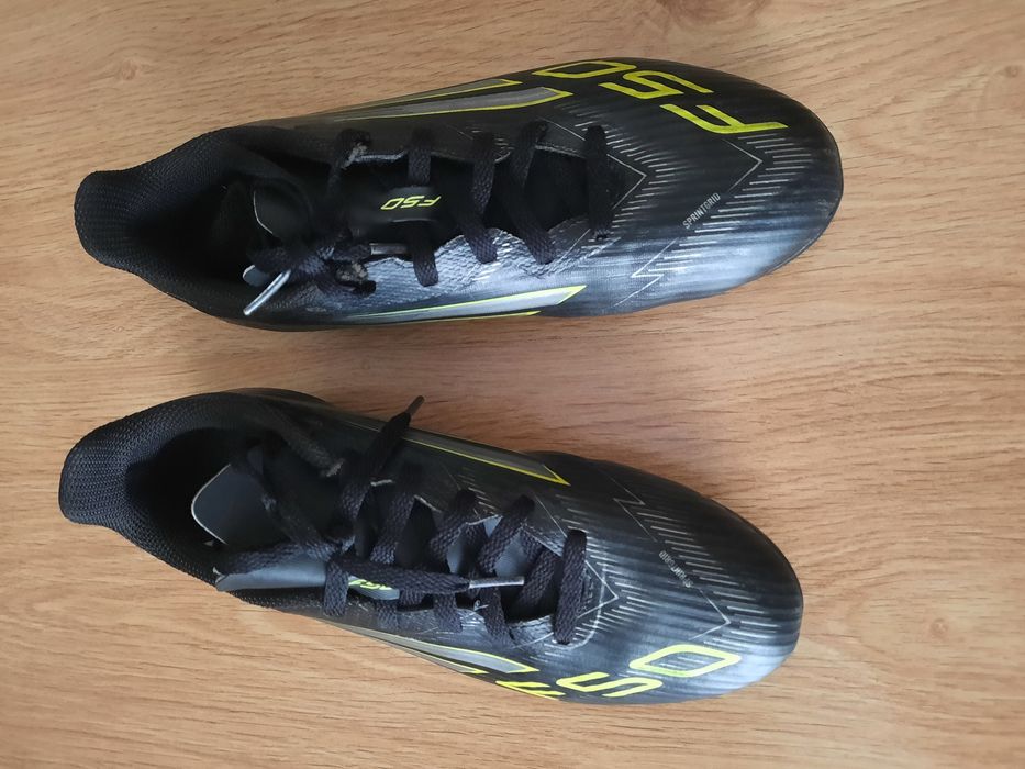 Chuteiras f50 adidas, pouco usadas n°36 em bom estado. Transporte a cargo do comprador.