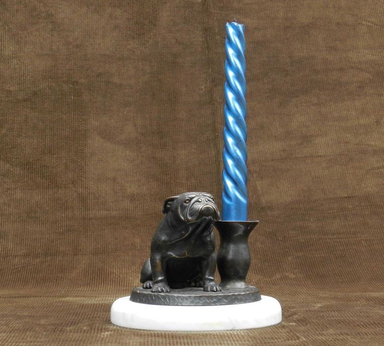 Świecznik bulldog angielski, brąz na białym marmurze.