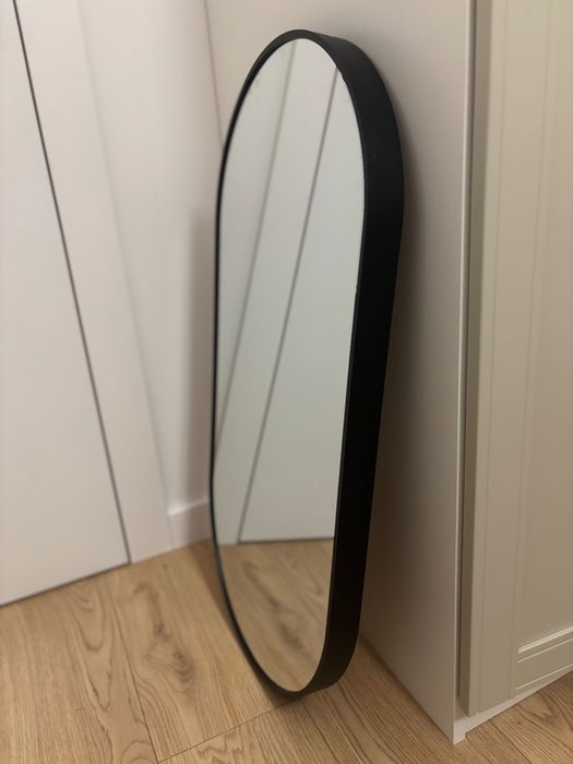 Lustro owalne w czarnej ramie