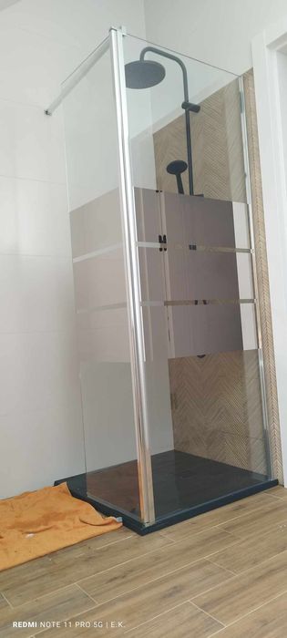 Kabina prysznicowa szklana sciana