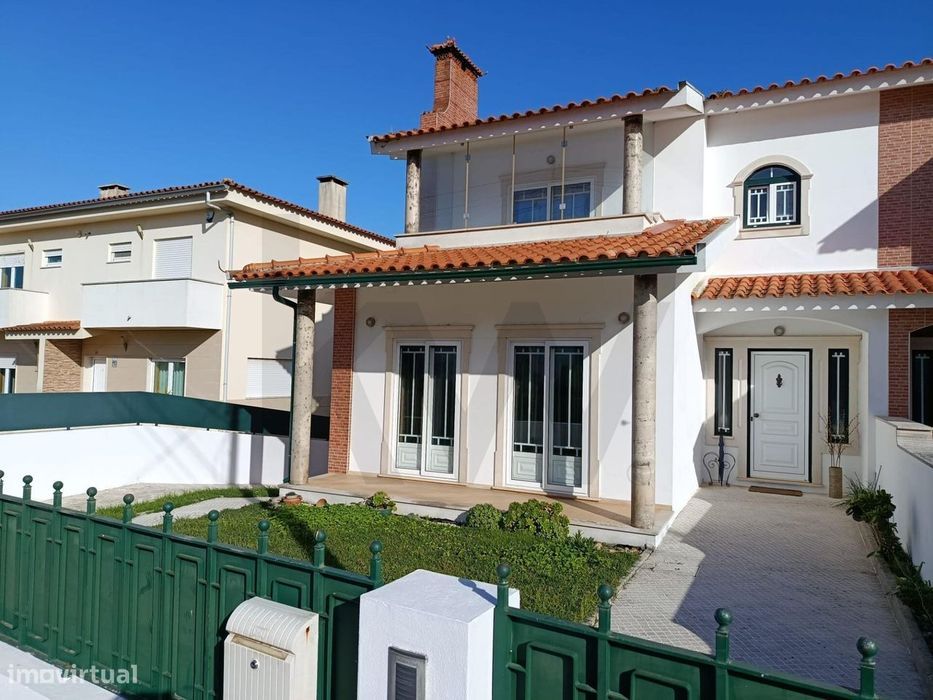 Moradia T4 espaçosa, com jardim e suite, em ótimo estado, a 8 min. do