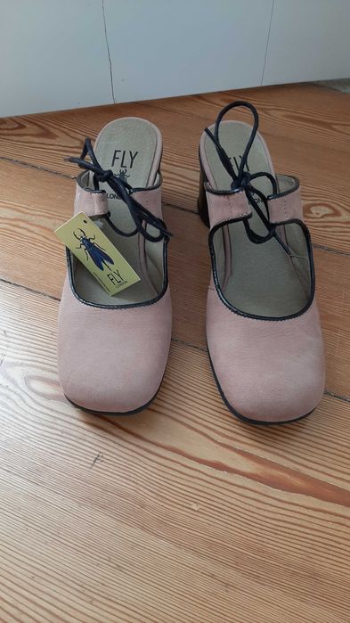 Sapatos abertos Fly London novos