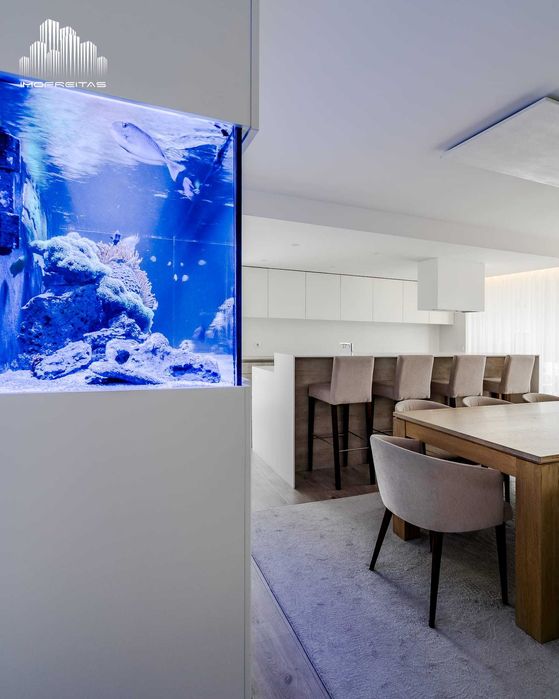 Mesa de jantar e cadeiras