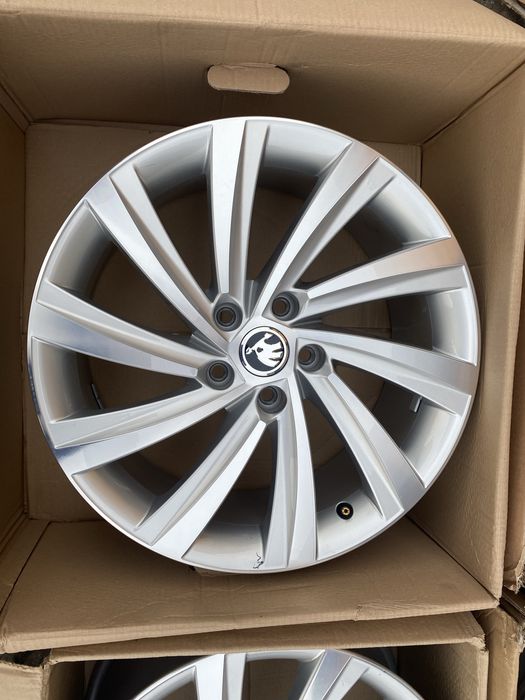 Felgi 18 cali Skoda Octavia III IV 5E3 oryginał ŁADNE