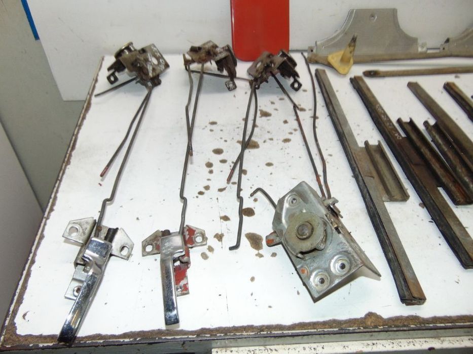 datsun 1200 fechos das portas e + peças
