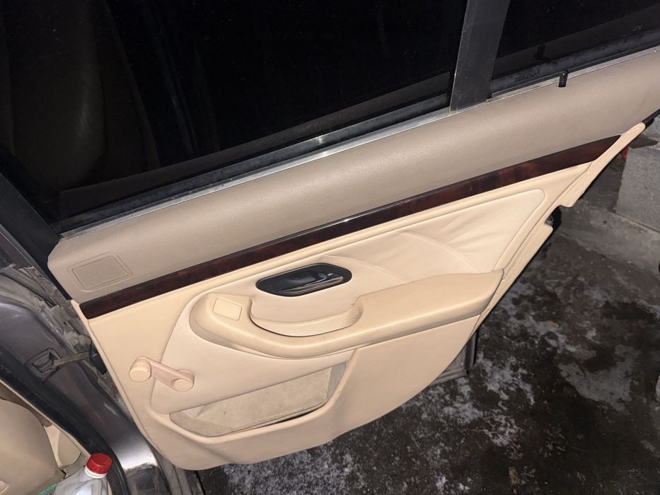 BMW E39 na części. Aspen silver / sterlinggrau  Drzwi przód, drzwi tył