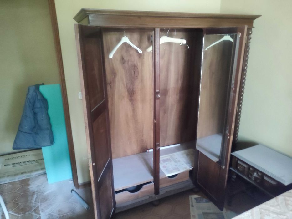 Roupeiro em madeira maciça