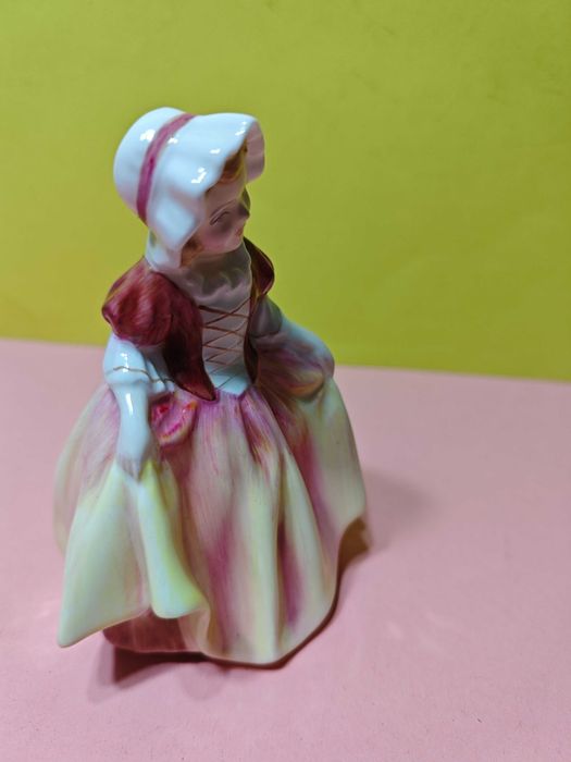 Figurka porcelanowa "DINKY DOO" Royal Doulton HN 2120