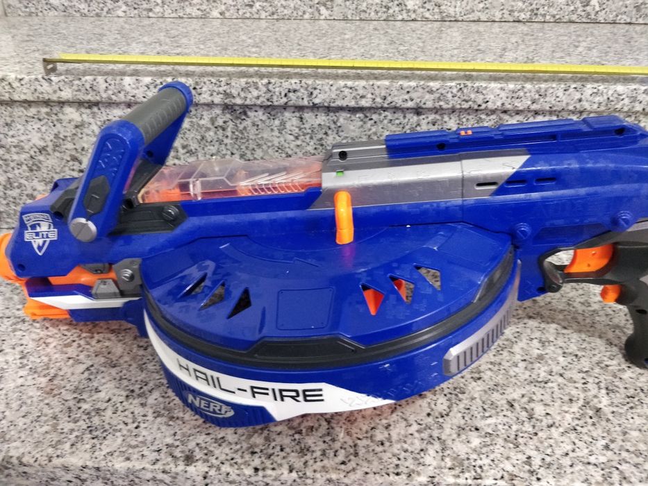 Pistola Nerf Hail Fire com colocação de 5 carregadores