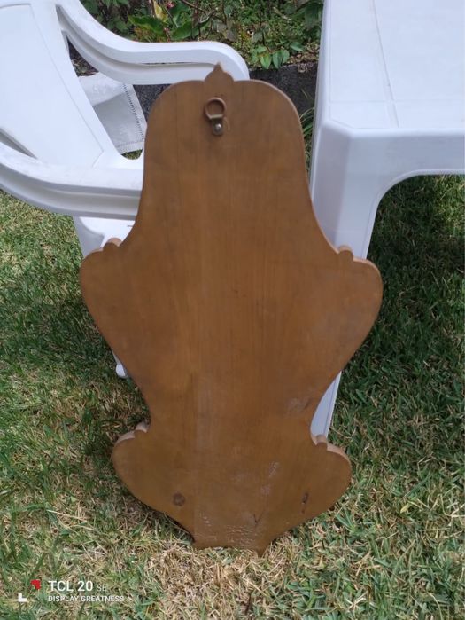 Fonte em cobre com base em madeira